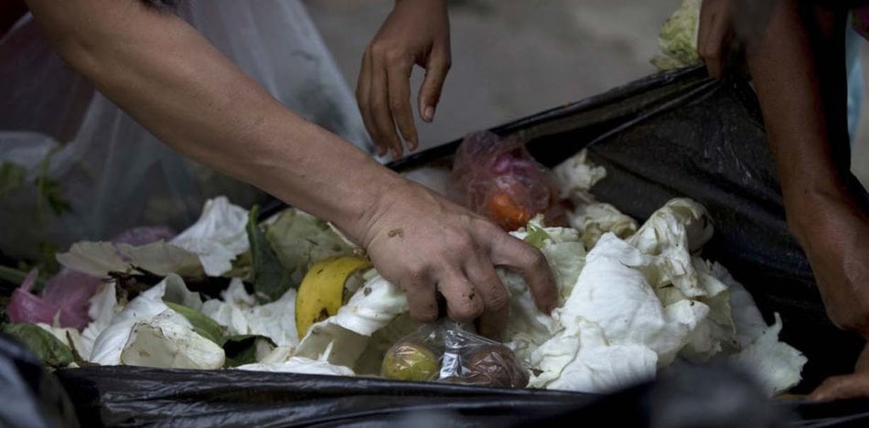 soldiers eat out of trash venezuela panampost